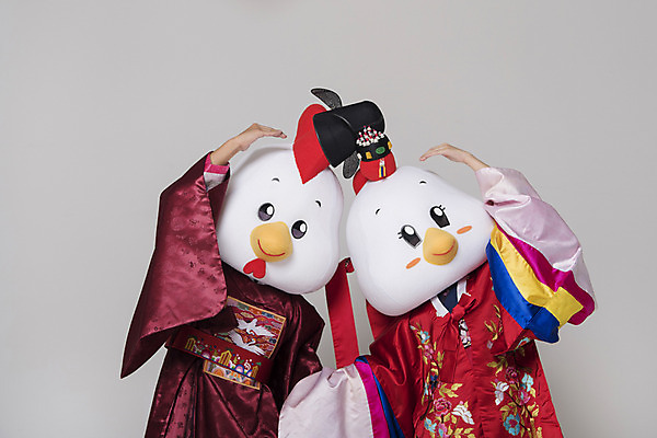 포토 JPG 스튜디오촬영 커플 여자 남자 결혼 새해 실내 상반신 두명 앞모습 30대 손잡기 닭띠 닭 한복 전통혼례 닭캐릭터 혼례복 손하트 닭머리 동물탈 인형탈 성인만 정유년 국내포토 한국전통 뷰포인트 동물캐릭터 관계 모션 조류 사람 손짓 이벤트 내부 장년 십이지신 전통의상 전통의례 탈 파일형식 2017년