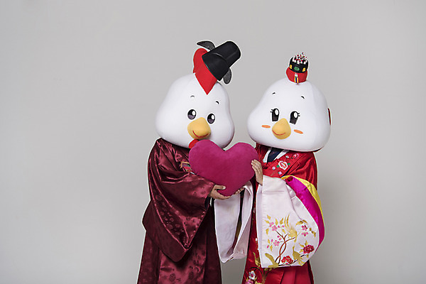 포토 JPG 스튜디오촬영 커플 여자 남자 결혼 새해 실내 들기 상반신 두명 앞모습 30대 잡기 닭띠 닭 한복 전통혼례 닭캐릭터 하트쿠션 혼례복 닭머리 동물탈 인형탈 성인만 정유년 국내포토 한국전통 뷰포인트 동물캐릭터 쿠션 관계 모션 조류 사람 이벤트 내부 장년 십이지신 하트 전통의상 전통의례 탈 파일형식 2017년