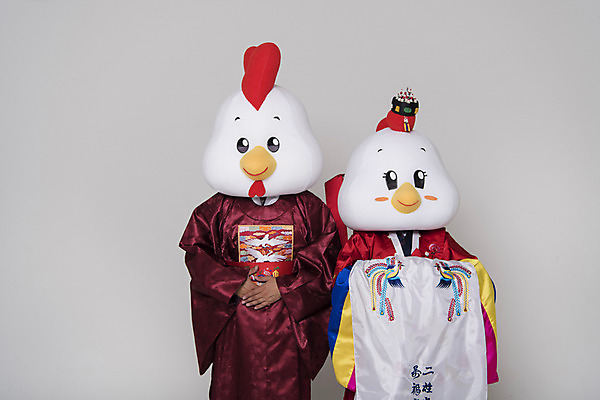 포토 JPG 스튜디오촬영 커플 여자 남자 결혼 새해 실내 상반신 두명 앞모습 30대 닭띠 닭 한복 전통혼례 닭캐릭터 손모으기 혼례복 닭머리 동물탈 인형탈 성인만 정유년 국내포토 한국전통 뷰포인트 동물캐릭터 관계 조류 사람 손짓 이벤트 내부 장년 십이지신 전통의상 전통의례 탈 파일형식 2017년