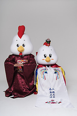 포토 JPG 스튜디오촬영 전신 커플 여자 남자 결혼 새해 실내 앉기 두명 앞모습 30대 닭띠 닭 한복 전통혼례 세배 닭캐릭터 손모으기 혼례복 닭머리 동물탈 인형탈 성인만 정유년 국내포토 한국전통 뷰포인트 동물캐릭터 관계 모션 조류 사람 손짓 이벤트 내부 장년 십이지신 절_인사 전통의상 전통의례 탈 파일형식 2017년