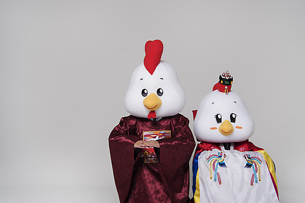 포토 JPG 스튜디오촬영 커플 여자 남자 결혼 새해 실내 상반신 두명 앞모습 30대 닭띠 닭 한복 전통혼례 닭캐릭터 손모으기 혼례복 닭머리 동물탈 인형탈 성인만 정유년 국내포토 한국전통 뷰포인트 동물캐릭터 관계 조류 사람 손짓 이벤트 내부 장년 십이지신 전통의상 전통의례 탈 파일형식 2017년