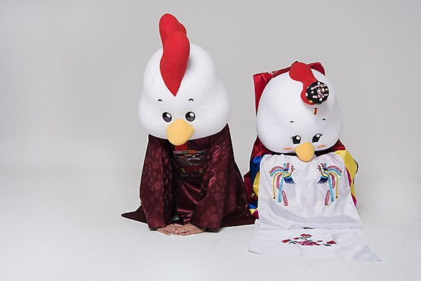 포토 JPG 스튜디오촬영 전신 커플 여자 남자 결혼 새해 실내 앉기 두명 앞모습 30대 인사 닭띠 닭 한복 전통혼례 세배 닭캐릭터 혼례복 닭머리 동물탈 인형탈 성인만 정유년 국내포토 한국전통 뷰포인트 동물캐릭터 관계 모션 조류 사람 이벤트 내부 장년 십이지신 예절 절_인사 전통의상 전통의례 탈 파일형식 2017년