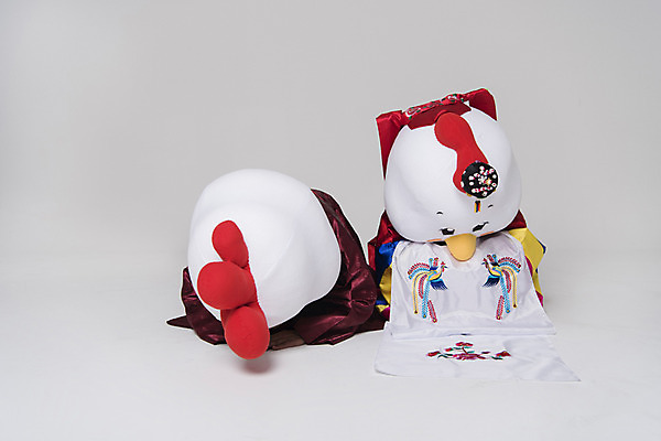 포토 JPG 스튜디오촬영 전신 커플 여자 남자 결혼 새해 실내 두명 앞모습 30대 인사 닭띠 닭 한복 전통혼례 세배 닭캐릭터 혼례복 닭머리 동물탈 인형탈 성인만 정유년 국내포토 한국전통 뷰포인트 동물캐릭터 관계 조류 사람 이벤트 내부 장년 십이지신 예절 절_인사 전통의상 전통의례 탈 파일형식 2017년