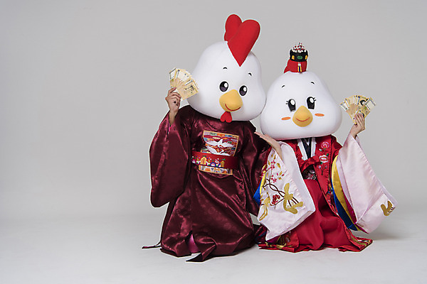 포토 JPG 스튜디오촬영 전신 커플 여자 남자 결혼 새해 실내 앉기 두명 앞모습 30대 닭띠 닭 한복 전통혼례 닭캐릭터 혼례복 닭머리 동물탈 세뱃돈 인형탈 성인만 정유년 국내포토 한국전통 뷰포인트 동물캐릭터 관계 모션 조류 사람 이벤트 내부 장년 십이지신 전통의상 전통의례 탈 파일형식 2017년