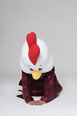 포토 JPG 스튜디오촬영 전신 남자 결혼 새해 실내 한명 앞모습 30대 닭띠 닭 한복 전통혼례 세배 닭캐릭터 혼례복 닭머리 동물탈 인형탈 성인남자한명만 정유년 국내포토 1 한국전통 뷰포인트 동물캐릭터 조류 사람 이벤트 내부 장년 십이지신 절_인사 전통의상 전통의례 탈 남자한명만 성인남자만 파일형식 2017년