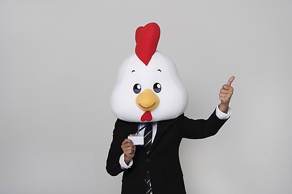 포토 JPG 스튜디오촬영 남자 새해 실내 한명 들기 정장 상반신 앞모습 30대 닭띠 닭 최고 비즈니스맨 닭캐릭터 사원증 닭머리 동물탈 인형탈 성인남자한명만 정유년 국내포토 1 옷 뷰포인트 동물캐릭터 비즈니스 모션 조류 사람 내부 장년 십이지신 직장인 탈 남자한명만 성인남자만 파일형식 2017년