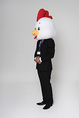 포토 JPG 스튜디오촬영 전신 남자 새해 실내 한명 정장 옆모습 30대 닭띠 닭 비즈니스맨 닭캐릭터 손모으기 사원증 닭머리 동물탈 인형탈 성인남자한명만 정유년 국내포토 1 옷 뷰포인트 동물캐릭터 비즈니스 조류 사람 손짓 내부 장년 십이지신 직장인 탈 남자한명만 성인남자만 파일형식 2017년