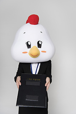 포토 JPG 스튜디오촬영 여자 새해 실내 한명 정장 상반신 앞모습 30대 닭띠 닭 비즈니스우먼 닭캐릭터 결제서류 닭머리 동물탈 인형탈 성인여자한명만 정유년 국내포토 1 옷 뷰포인트 동물캐릭터 비즈니스 조류 사람 내부 장년 십이지신 직장인 문서 탈 여자한명만 성인여자만 파일형식 2017년