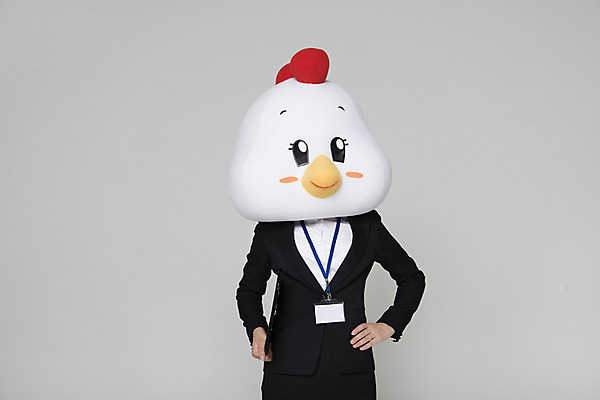 포토 JPG 스튜디오촬영 여자 새해 실내 한명 들기 정장 상반신 앞모습 30대 닭띠 닭 비즈니스우먼 닭캐릭터 사원증 결제서류 닭머리 동물탈 인형탈 성인여자한명만 정유년 국내포토 1 옷 뷰포인트 동물캐릭터 비즈니스 모션 조류 사람 내부 장년 십이지신 직장인 문서 탈 여자한명만 성인여자만 파일형식 2017년