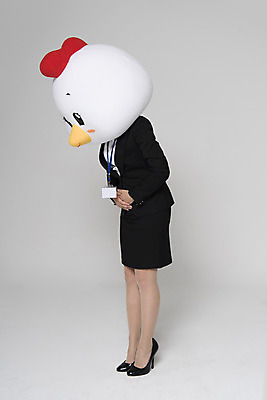 포토 JPG 스튜디오촬영 전신 여자 새해 실내 한명 정장 옆모습 30대 인사 닭띠 닭 비즈니스우먼 닭캐릭터 손모으기 닭머리 동물탈 인형탈 성인여자한명만 정유년 국내포토 1 옷 뷰포인트 동물캐릭터 비즈니스 조류 사람 손짓 내부 장년 십이지신 예절 직장인 탈 여자한명만 성인여자만 파일형식 2017년