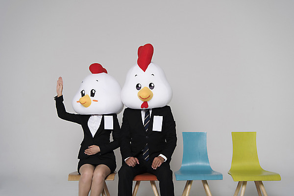 포토 JPG 스튜디오촬영 여자 남자 새해 실내 앉기 정장 상반신 두명 앞모습 30대 닭띠 닭 비즈니스맨 비즈니스우먼 질문 면접 닭캐릭터 닭머리 동물탈 인형탈 성인만 정유년 국내포토 옷 뷰포인트 동물캐릭터 비즈니스 모션 조류 사람 내부 장년 십이지신 직장인 탈 파일형식 2017년