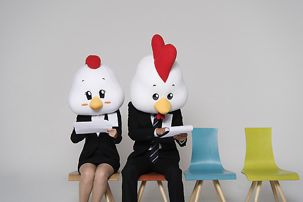 포토 JPG 스튜디오촬영 응시 여자 남자 새해 실내 앉기 정장 상반신 두명 앞모습 30대 닭띠 닭 비즈니스맨 비즈니스우먼 준비 면접 닭캐릭터 닭머리 동물탈 인형탈 성인만 정유년 국내포토 시선 옷 뷰포인트 동물캐릭터 비즈니스 모션 조류 사람 내부 장년 십이지신 직장인 탈 파일형식 2017년