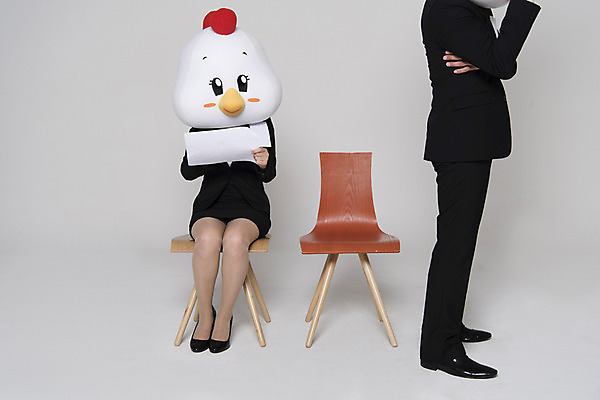 포토 JPG 스튜디오촬영 전신 여자 남자 새해 실내 서기 앉기 정장 두명 앞모습 30대 닭띠 닭 비즈니스맨 비즈니스우먼 준비 면접 닭캐릭터 긴장 닭머리 동물탈 인형탈 성인만 정유년 국내포토 옷 감정 뷰포인트 동물캐릭터 비즈니스 모션 조류 사람 내부 장년 십이지신 직장인 탈 파일형식 2017년