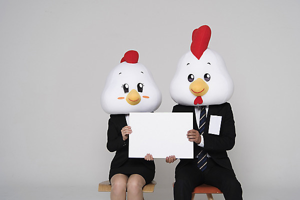 포토 JPG 스튜디오촬영 배너 여자 남자 새해 사각프레임 광고판 알림판 실내 들기 앉기 정장 상반신 두명 앞모습 30대 닭띠 닭 비즈니스맨 비즈니스우먼 면접 닭캐릭터 닭머리 동물탈 인형탈 성인만 정유년 국내포토 옷 뷰포인트 동물캐릭터 비즈니스 모션 조류 프레임 사람 내부 장년 사각형 십이지신 직장인 탈 판 파일형식 2017년