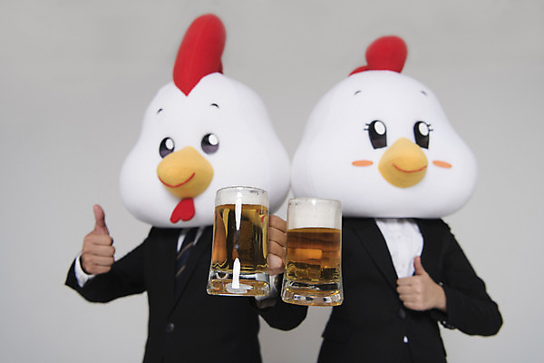 포토 JPG 스튜디오촬영 여자 남자 새해 맥주 실내 정장 상반신 두명 앞모습 30대 닭띠 닭 비즈니스맨 비즈니스우먼 건배 닭캐릭터 닭머리 동물탈 인형탈 성인만 정유년 국내포토 옷 뷰포인트 동물캐릭터 비즈니스 조류 주류 사람 내부 장년 십이지신 직장인 탈 파일형식 2017년