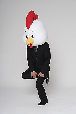 포토 JPG 스튜디오촬영 전신 남자 새해 실내 한명 정장 옆모습 30대 닭띠 닭 비즈니스맨 닭캐릭터 닭싸움 닭머리 동물탈 인형탈 성인남자한명만 정유년 국내포토 1 옷 뷰포인트 동물캐릭터 비즈니스 조류 사람 내부 장년 십이지신 직장인 싸움 탈 남자한명만 성인남자만 파일형식 2017년