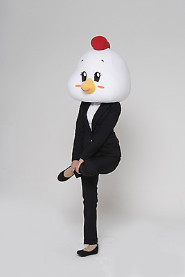 포토 JPG 스튜디오촬영 전신 여자 새해 실내 한명 정장 앞모습 30대 닭띠 닭 비즈니스우먼 닭캐릭터 닭싸움 닭머리 동물탈 인형탈 성인여자한명만 정유년 국내포토 1 옷 뷰포인트 동물캐릭터 비즈니스 조류 사람 내부 장년 십이지신 직장인 싸움 탈 여자한명만 성인여자만 파일형식 2017년