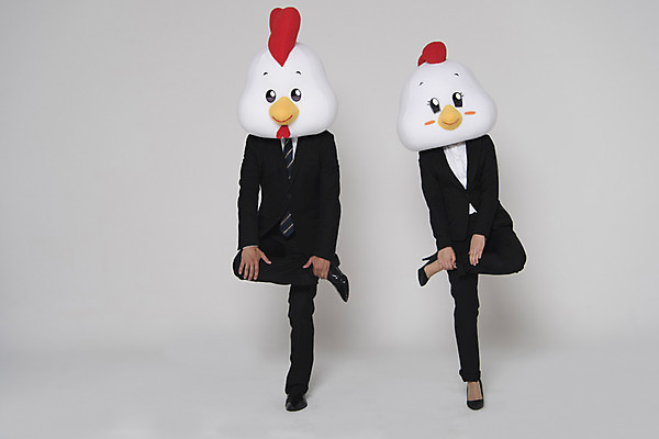 포토 JPG 스튜디오촬영 전신 여자 남자 새해 실내 정장 두명 앞모습 30대 닭띠 닭 비즈니스맨 비즈니스우먼 닭캐릭터 닭싸움 닭머리 동물탈 인형탈 성인만 정유년 국내포토 옷 뷰포인트 동물캐릭터 비즈니스 조류 사람 내부 장년 십이지신 직장인 싸움 탈 파일형식 2017년