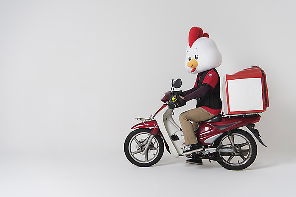 포토 JPG 스튜디오촬영 전신 남자 새해 피자 실내 한명 옆모습 30대 오토바이 닭띠 닭 배달원 종업원 닭캐릭터 닭머리 동물탈 인형탈 피자배달원 성인남자한명만 정유년 국내포토 직업 1 뷰포인트 동물캐릭터 조류 패스트푸드 서양음식 사람 내부 장년 바이크 십이지신 탈 남자한명만 성인남자만 파일형식 2017년