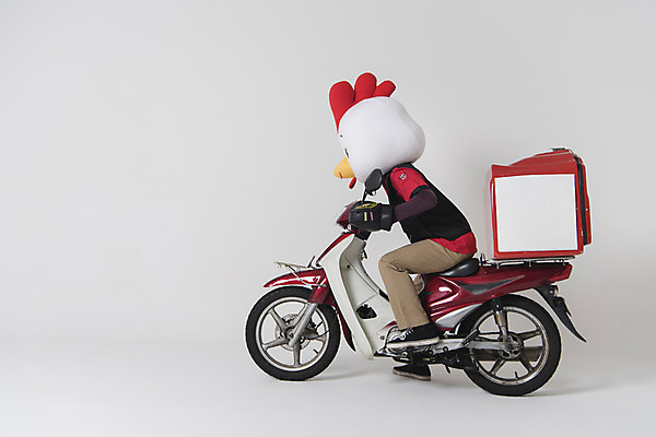 포토 JPG 스튜디오촬영 전신 남자 새해 피자 실내 한명 옆모습 30대 오토바이 닭띠 닭 배달원 종업원 닭캐릭터 닭머리 동물탈 인형탈 피자배달원 성인남자한명만 정유년 국내포토 직업 1 뷰포인트 동물캐릭터 조류 패스트푸드 서양음식 사람 내부 장년 바이크 십이지신 탈 남자한명만 성인남자만 파일형식 2017년