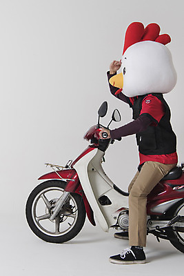 포토 JPG 스튜디오촬영 전신 남자 새해 피자 실내 한명 옆모습 30대 오토바이 닭띠 닭 배달원 종업원 닭캐릭터 닭머리 동물탈 인형탈 피자배달원 성인남자한명만 정유년 국내포토 직업 1 뷰포인트 동물캐릭터 조류 패스트푸드 서양음식 사람 내부 장년 바이크 십이지신 탈 남자한명만 성인남자만 파일형식 2017년