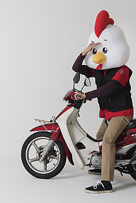 포토 JPG 스튜디오촬영 전신 남자 새해 피자 실내 한명 옆모습 30대 오토바이 닭띠 닭 배달원 종업원 닭캐릭터 닭머리 동물탈 인형탈 피자배달원 성인남자한명만 정유년 국내포토 직업 1 뷰포인트 동물캐릭터 조류 패스트푸드 서양음식 사람 내부 장년 바이크 십이지신 탈 남자한명만 성인남자만 파일형식 2017년