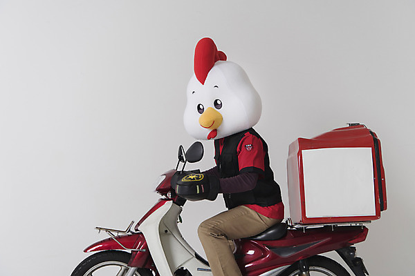 포토 JPG 스튜디오촬영 남자 새해 피자 실내 한명 앉기 상반신 앞모습 30대 오토바이 닭띠 닭 배달원 종업원 닭캐릭터 닭머리 동물탈 인형탈 피자배달원 성인남자한명만 정유년 국내포토 직업 1 뷰포인트 동물캐릭터 모션 조류 패스트푸드 서양음식 사람 내부 장년 바이크 십이지신 탈 남자한명만 성인남자만 파일형식 2017년