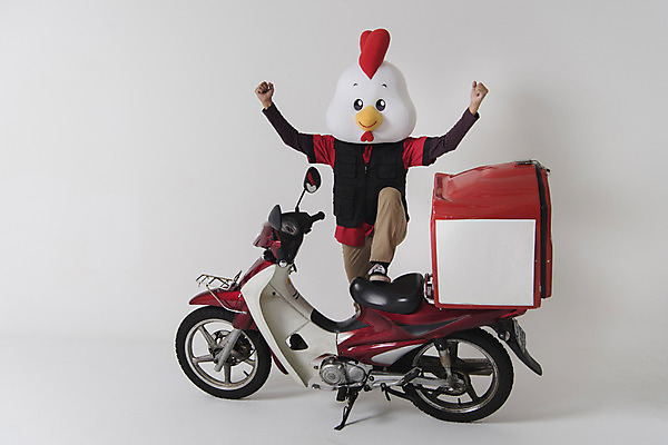 포토 JPG 스튜디오촬영 전신 남자 새해 피자 실내 한명 앞모습 30대 파이팅 오토바이 닭띠 닭 배달원 종업원 닭캐릭터 닭머리 동물탈 인형탈 피자배달원 성인남자한명만 정유년 국내포토 직업 1 뷰포인트 동물캐릭터 모션 조류 패스트푸드 서양음식 사람 내부 장년 바이크 십이지신 탈 남자한명만 성인남자만 파일형식 2017년