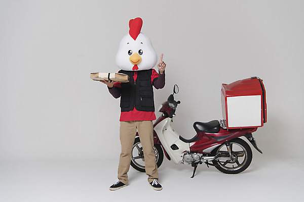 포토 JPG 스튜디오촬영 전신 남자 새해 피자 실내 한명 서기 들기 앞모습 30대 오토바이 닭띠 닭 배달원 종업원 닭캐릭터 닭머리 동물탈 인형탈 피자배달원 성인남자한명만 정유년 국내포토 직업 1 뷰포인트 동물캐릭터 모션 조류 패스트푸드 서양음식 사람 내부 장년 바이크 십이지신 탈 남자한명만 성인남자만 파일형식 2017년
