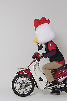 포토 JPG 스튜디오촬영 전신 남자 새해 피자 실내 한명 앉기 옆모습 30대 오토바이 닭띠 닭 배달원 종업원 닭캐릭터 닭머리 동물탈 인형탈 피자배달원 성인남자한명만 정유년 국내포토 직업 1 뷰포인트 동물캐릭터 모션 조류 패스트푸드 서양음식 사람 내부 장년 바이크 십이지신 탈 남자한명만 성인남자만 파일형식 2017년