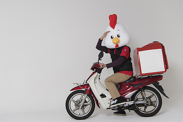 포토 JPG 스튜디오촬영 전신 남자 새해 피자 실내 한명 앉기 앞모습 30대 오토바이 닭띠 닭 배달원 종업원 닭캐릭터 닭머리 동물탈 인형탈 피자배달원 성인남자한명만 정유년 국내포토 직업 1 뷰포인트 동물캐릭터 모션 조류 패스트푸드 서양음식 사람 내부 장년 바이크 십이지신 탈 남자한명만 성인남자만 파일형식 2017년