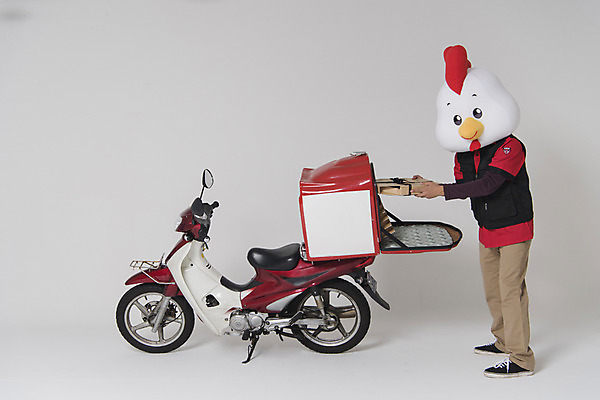 포토 JPG 스튜디오촬영 전신 남자 새해 피자 실내 한명 들기 앞모습 30대 오토바이 닭띠 닭 배달원 종업원 닭캐릭터 닭머리 동물탈 인형탈 피자배달원 성인남자한명만 정유년 국내포토 직업 1 뷰포인트 동물캐릭터 모션 조류 패스트푸드 서양음식 사람 내부 장년 바이크 십이지신 탈 남자한명만 성인남자만 파일형식 2017년