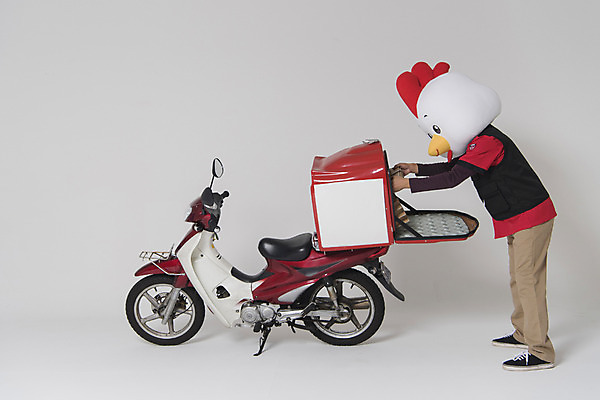 포토 JPG 스튜디오촬영 전신 남자 새해 피자 실내 한명 들기 옆모습 30대 오토바이 닭띠 닭 배달원 종업원 닭캐릭터 닭머리 동물탈 인형탈 피자배달원 성인남자한명만 정유년 국내포토 직업 1 뷰포인트 동물캐릭터 모션 조류 패스트푸드 서양음식 사람 내부 장년 바이크 십이지신 탈 남자한명만 성인남자만 파일형식 2017년