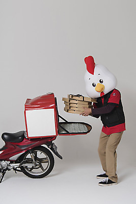 포토 JPG 스튜디오촬영 전신 남자 새해 피자 실내 한명 들기 앞모습 30대 오토바이 닭띠 닭 배달원 종업원 닭캐릭터 닭머리 동물탈 인형탈 피자배달원 성인남자한명만 정유년 국내포토 직업 1 뷰포인트 동물캐릭터 모션 조류 패스트푸드 서양음식 사람 내부 장년 바이크 십이지신 탈 남자한명만 성인남자만 파일형식 2017년