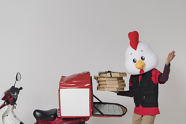 포토 JPG 스튜디오촬영 남자 새해 피자 실내 한명 들기 상반신 앞모습 30대 오토바이 닭띠 닭 배달원 종업원 닭캐릭터 닭머리 동물탈 인형탈 피자배달원 성인남자한명만 정유년 국내포토 직업 1 뷰포인트 동물캐릭터 모션 조류 패스트푸드 서양음식 사람 내부 장년 바이크 십이지신 탈 남자한명만 성인남자만 파일형식 2017년