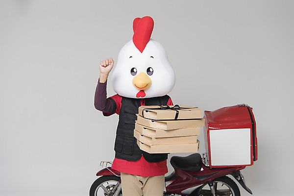 포토 JPG 스튜디오촬영 남자 새해 피자 실내 한명 들기 상반신 앞모습 30대 오토바이 닭띠 닭 배달원 종업원 닭캐릭터 닭머리 동물탈 인형탈 피자배달원 성인남자한명만 정유년 국내포토 직업 1 뷰포인트 동물캐릭터 모션 조류 패스트푸드 서양음식 사람 내부 장년 바이크 십이지신 탈 남자한명만 성인남자만 파일형식 2017년