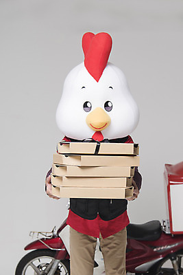 포토 JPG 스튜디오촬영 남자 새해 피자 실내 한명 들기 상반신 앞모습 30대 오토바이 닭띠 닭 배달원 종업원 닭캐릭터 닭머리 동물탈 인형탈 피자배달원 성인남자한명만 정유년 국내포토 직업 1 뷰포인트 동물캐릭터 모션 조류 패스트푸드 서양음식 사람 내부 장년 바이크 십이지신 탈 남자한명만 성인남자만 파일형식 2017년