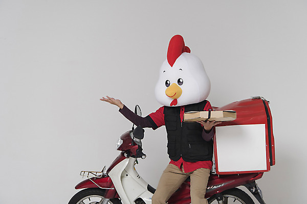 포토 JPG 스튜디오촬영 남자 새해 피자 실내 한명 들기 손짓 상반신 앞모습 30대 오토바이 닭띠 닭 배달원 종업원 닭캐릭터 닭머리 동물탈 인형탈 피자배달원 성인남자한명만 정유년 국내포토 직업 1 뷰포인트 동물캐릭터 모션 조류 패스트푸드 서양음식 사람 내부 장년 바이크 십이지신 탈 남자한명만 성인남자만 파일형식 2017년