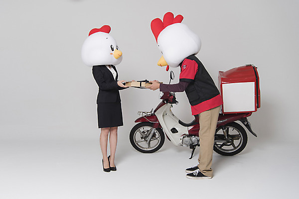 포토 JPG 스튜디오촬영 전신 여자 남자 새해 피자 실내 두명 옆모습 30대 오토바이 닭띠 닭 배달원 종업원 주기 닭캐릭터 닭머리 동물탈 인형탈 피자배달원 성인만 정유년 국내포토 직업 뷰포인트 동물캐릭터 모션 조류 패스트푸드 서양음식 사람 내부 장년 바이크 십이지신 탈 파일형식 2017년