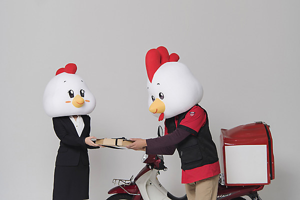 포토 JPG 스튜디오촬영 여자 남자 새해 피자 실내 상반신 두명 옆모습 30대 오토바이 닭띠 닭 배달원 종업원 주기 닭캐릭터 닭머리 동물탈 인형탈 피자배달원 성인만 정유년 국내포토 직업 뷰포인트 동물캐릭터 모션 조류 패스트푸드 서양음식 사람 내부 장년 바이크 십이지신 탈 파일형식 2017년