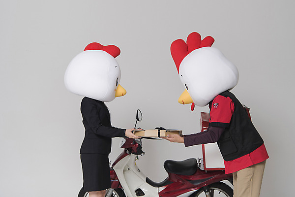 포토 JPG 스튜디오촬영 여자 남자 새해 피자 실내 상반신 두명 옆모습 30대 오토바이 닭띠 닭 배달원 종업원 주기 닭캐릭터 닭머리 동물탈 인형탈 피자배달원 성인만 정유년 국내포토 직업 뷰포인트 동물캐릭터 모션 조류 패스트푸드 서양음식 사람 내부 장년 바이크 십이지신 탈 파일형식 2017년