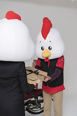 포토 JPG 스튜디오촬영 여자 남자 새해 피자 실내 상반신 두명 앞모습 30대 오토바이 닭띠 닭 배달원 종업원 주기 닭캐릭터 닭머리 동물탈 인형탈 피자배달원 성인만 정유년 국내포토 직업 뷰포인트 동물캐릭터 모션 조류 패스트푸드 서양음식 사람 내부 장년 바이크 십이지신 탈 파일형식 2017년