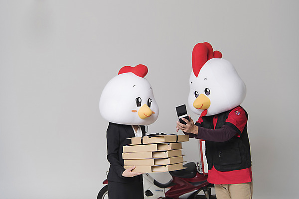 포토 JPG 스튜디오촬영 여자 남자 새해 피자 실내 상반신 두명 옆모습 30대 오토바이 닭띠 닭 배달원 종업원 닭캐릭터 결제 닭머리 동물탈 인형탈 피자배달원 성인만 정유년 국내포토 직업 뷰포인트 동물캐릭터 조류 패스트푸드 서양음식 사람 내부 장년 바이크 십이지신 탈 파일형식 2017년