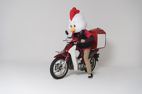 포토 JPG 스튜디오촬영 전신 남자 새해 피자 실내 한명 앉기 옆모습 30대 오토바이 닭띠 닭 배달원 종업원 닭캐릭터 닭머리 동물탈 인형탈 피자배달원 성인남자한명만 정유년 국내포토 직업 1 뷰포인트 동물캐릭터 모션 조류 패스트푸드 서양음식 사람 내부 장년 바이크 십이지신 탈 남자한명만 성인남자만 파일형식 2017년