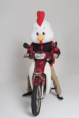 포토 JPG 스튜디오촬영 전신 남자 새해 피자 실내 한명 앉기 앞모습 30대 오토바이 닭띠 닭 배달원 종업원 닭캐릭터 닭머리 동물탈 인형탈 피자배달원 성인남자한명만 정유년 국내포토 직업 1 뷰포인트 동물캐릭터 모션 조류 패스트푸드 서양음식 사람 내부 장년 바이크 십이지신 탈 남자한명만 성인남자만 파일형식 2017년