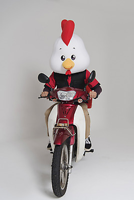 포토 JPG 스튜디오촬영 전신 남자 새해 피자 실내 한명 앉기 앞모습 30대 오토바이 닭띠 닭 배달원 종업원 닭캐릭터 닭머리 동물탈 인형탈 피자배달원 성인남자한명만 정유년 국내포토 직업 1 뷰포인트 동물캐릭터 모션 조류 패스트푸드 서양음식 사람 내부 장년 바이크 십이지신 탈 남자한명만 성인남자만 파일형식 2017년