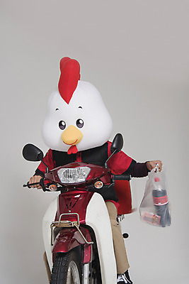 포토 JPG 스튜디오촬영 전신 남자 새해 실내 한명 앉기 앞모습 30대 오토바이 닭띠 닭 배달원 종업원 닭캐릭터 콜라 닭머리 동물탈 인형탈 성인남자한명만 정유년 국내포토 직업 1 뷰포인트 동물캐릭터 모션 조류 사람 내부 장년 바이크 십이지신 탄산음료 탈 남자한명만 성인남자만 파일형식 2017년