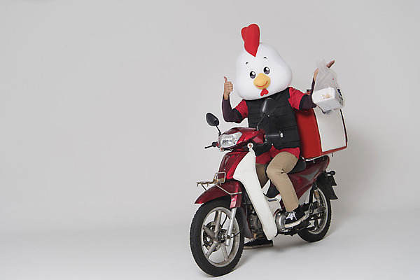 포토 JPG 스튜디오촬영 전신 남자 새해 실내 한명 앞모습 30대 치킨 오토바이 닭띠 닭 배달원 종업원 닭캐릭터 닭머리 동물탈 인형탈 성인남자한명만 정유년 국내포토 직업 1 뷰포인트 동물캐릭터 조류 사람 내부 장년 바이크 십이지신 탈 닭고기요리 남자한명만 성인남자만 파일형식 2017년