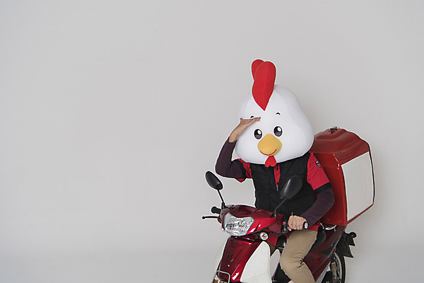 포토 JPG 스튜디오촬영 남자 새해 피자 실내 한명 앉기 상반신 앞모습 30대 오토바이 닭띠 닭 배달원 종업원 닭캐릭터 닭머리 동물탈 인형탈 피자배달원 성인남자한명만 정유년 국내포토 직업 1 뷰포인트 동물캐릭터 모션 조류 패스트푸드 서양음식 사람 내부 장년 바이크 십이지신 탈 남자한명만 성인남자만 파일형식 2017년