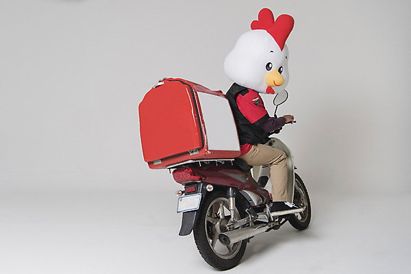 포토 JPG 스튜디오촬영 전신 남자 새해 피자 실내 한명 앉기 옆모습 30대 오토바이 닭띠 닭 배달원 종업원 닭캐릭터 닭머리 동물탈 인형탈 피자배달원 성인남자한명만 정유년 국내포토 직업 1 뷰포인트 동물캐릭터 모션 조류 패스트푸드 서양음식 사람 내부 장년 바이크 십이지신 탈 남자한명만 성인남자만 파일형식 2017년